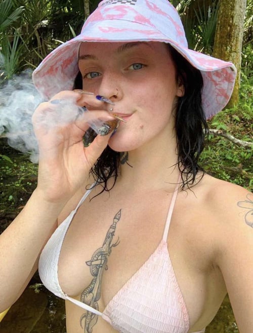 I’m Jeniffa🍑🍆 ,Sells Drugs❄️💊&weed Add me for hookup,couples fun,Bdsm