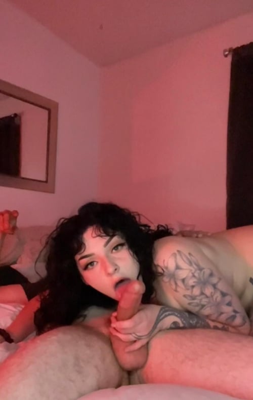 I’m Jeniffa🍑🍆 ,Sells Drugs❄️💊&weed Add me for hookup,couples fun,Bdsm