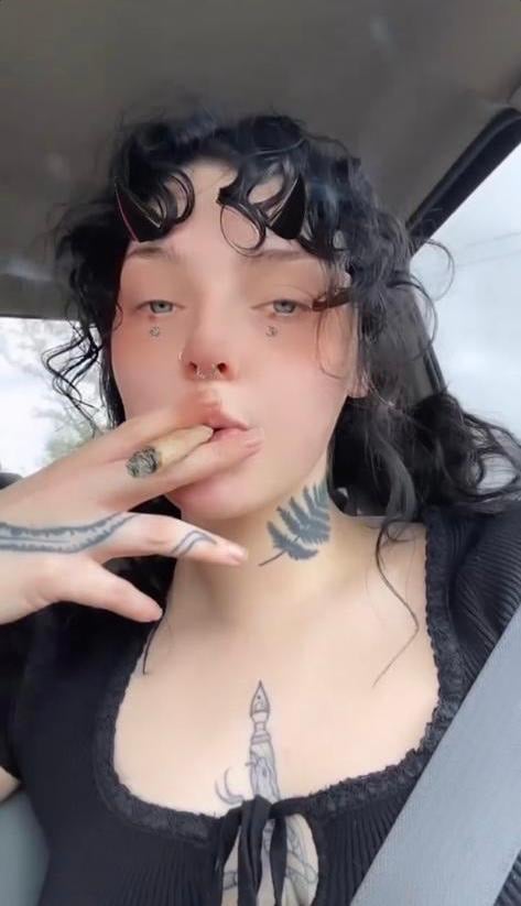 I’m Jeniffa🍑🍆 ,Sells Drugs❄️💊&weed Add me for hookup,couples fun,Bdsm