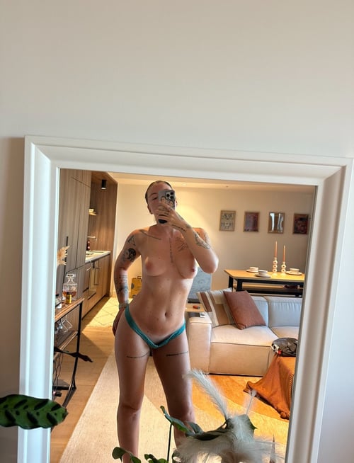 Sexy brunette 👱♀️wants Raw Sex👅💦😝🍑Hookup:hitme on snap - t.annah012