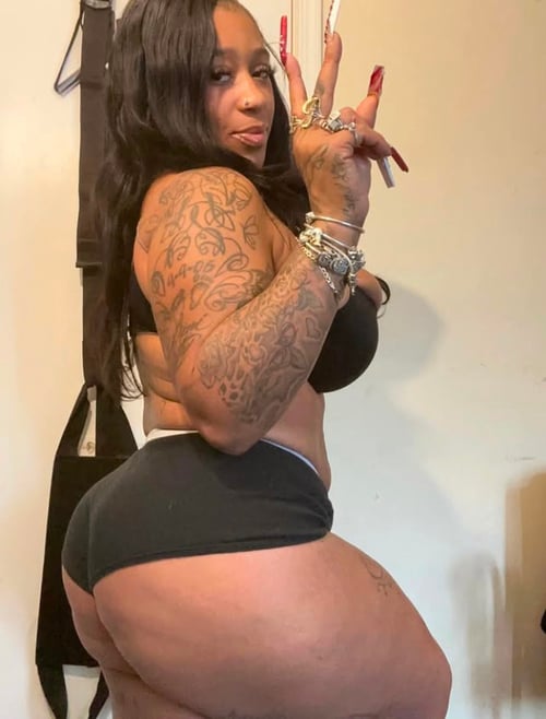 AVAILABLE FOR HOOKUP. HMU 🤙🏾👅😈🥰