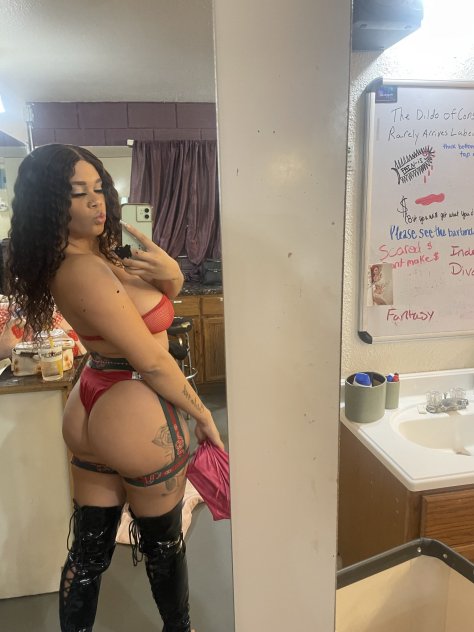 ALL TWO HOLES ARE CLEAN AND AVAILABLE FOR BOTH BLACK AND WHITE COCK.🍆🍑