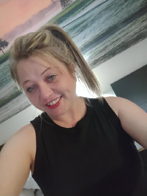 This hot cougar is waiting for you!!