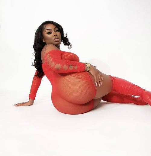 Upscale curvy ebony super-soaker