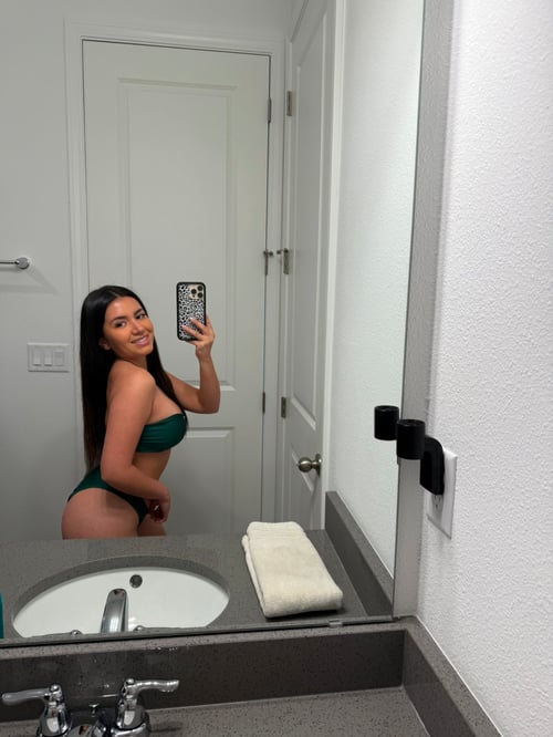 Hey lovebirds! I am Sophie, your massage and fun therapist 💋HMU on snapchat: Babysophiexo26❤️