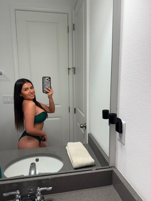 Hey lovebirds! I am Sophie, your massage and fun therapist 💋HMU on snapchat: Babysophiexo26❤️