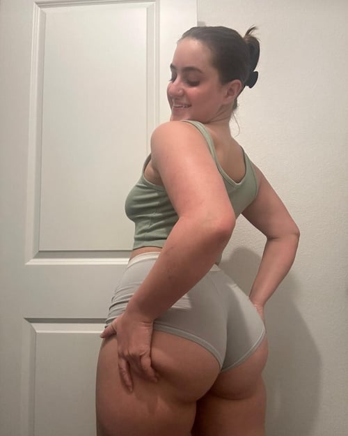 I’m available for both incalls and outcalls 24/7… HMU for my rates