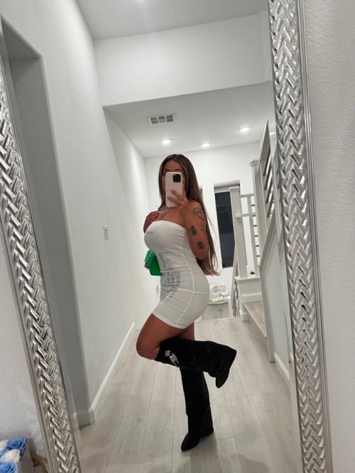 I offer one night stand and naughty FaceTime 🤭