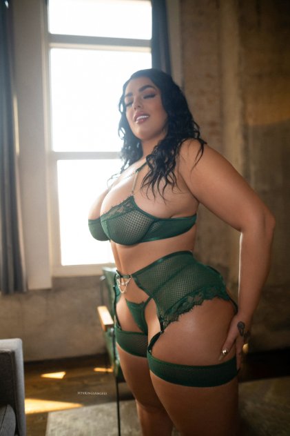 Tatted highly reviewed busty with big booty
