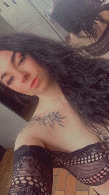 Curvy Alt Girl