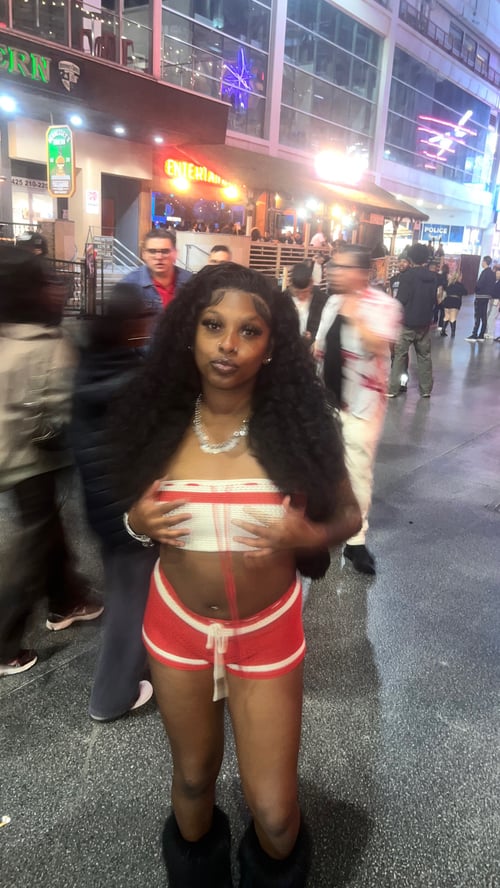 NEW IN TOWN 🫦💦 Cum Explode ...💦🫦 Thick Ebony Bombshell 😍
