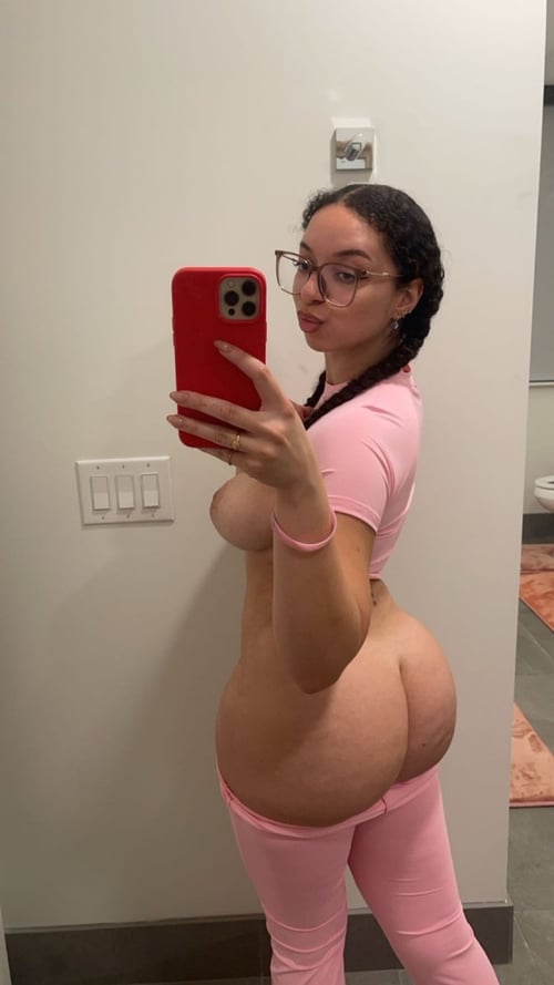 Your backshot queen Kira 😳👅🫣IG: kira_samuelleww 😳