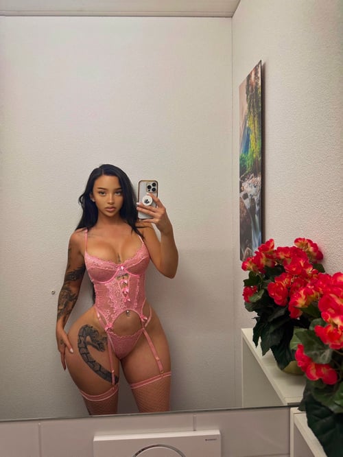 I’M AVAILABLE FOR HOOKUPS 😻 AND HOT 🥵🥶 🍑 ,