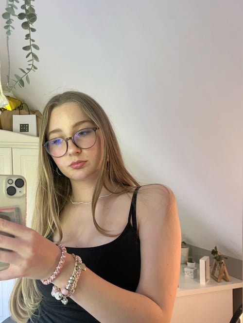 Discreet sex with Caucasian sexy girl