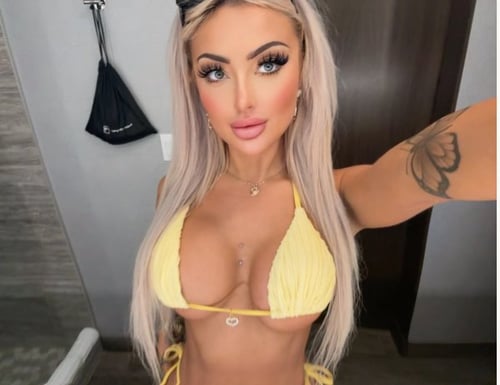 Gorgeous petite blonde spinner