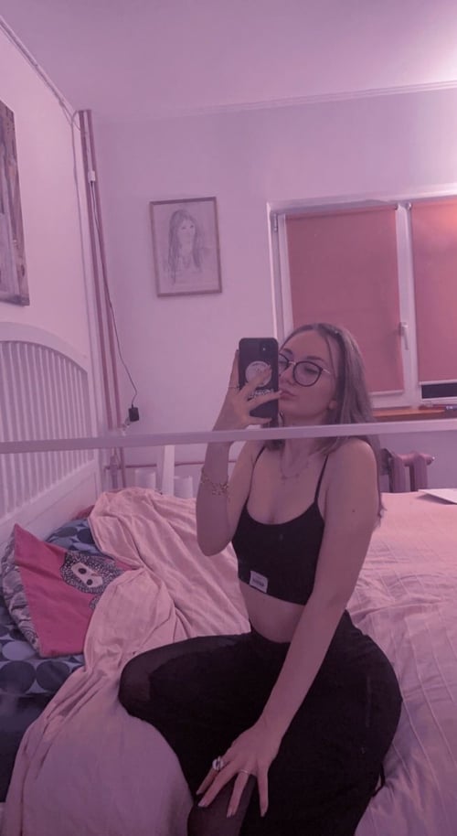 Discreet sex with Caucasian sexy girl