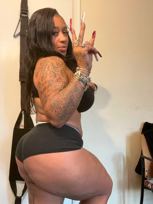 AVAILABLE FOR HOOKUP. HMU 🤙🏾👅😈🥰