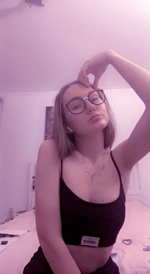 Discreet sex with Caucasian sexy girl