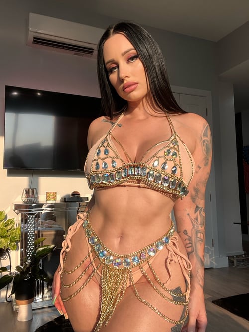 I AM AVAILABLE FOR HOOKUP 🍆🍑💦🤤