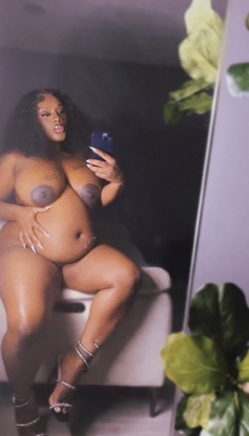 HOT PREGNANT MILF